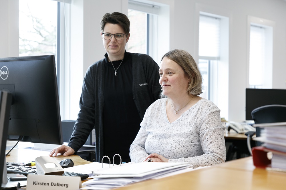 2 mennesker der kigger på camputer