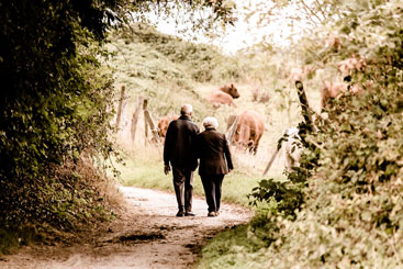 2 ældre mennesker går på en sti