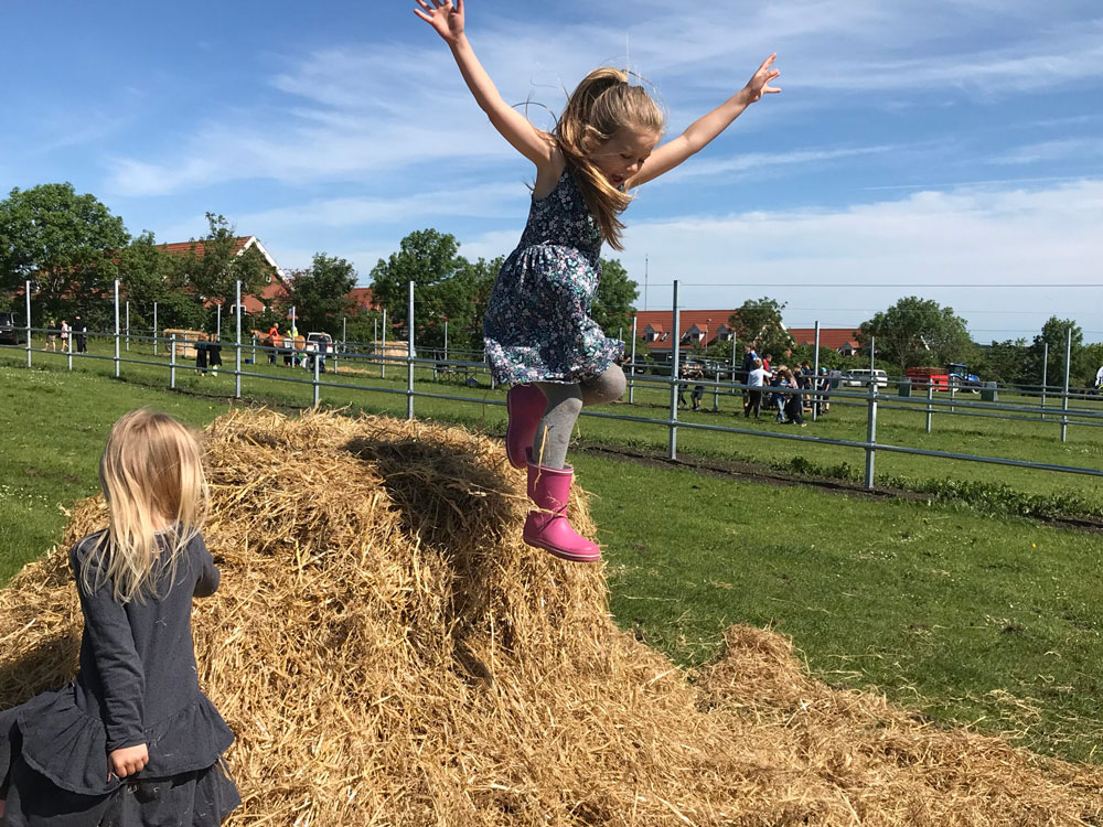 Børn leger i høet Thy-Mors dyrskue 2022